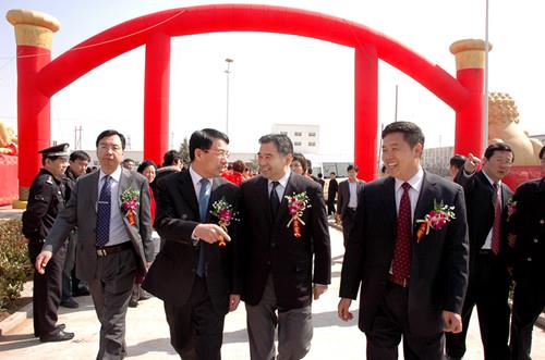 青岛市委常委、市委秘书长王鲁明，青岛市人大副主任、工商联主席徐航来公司视察工作